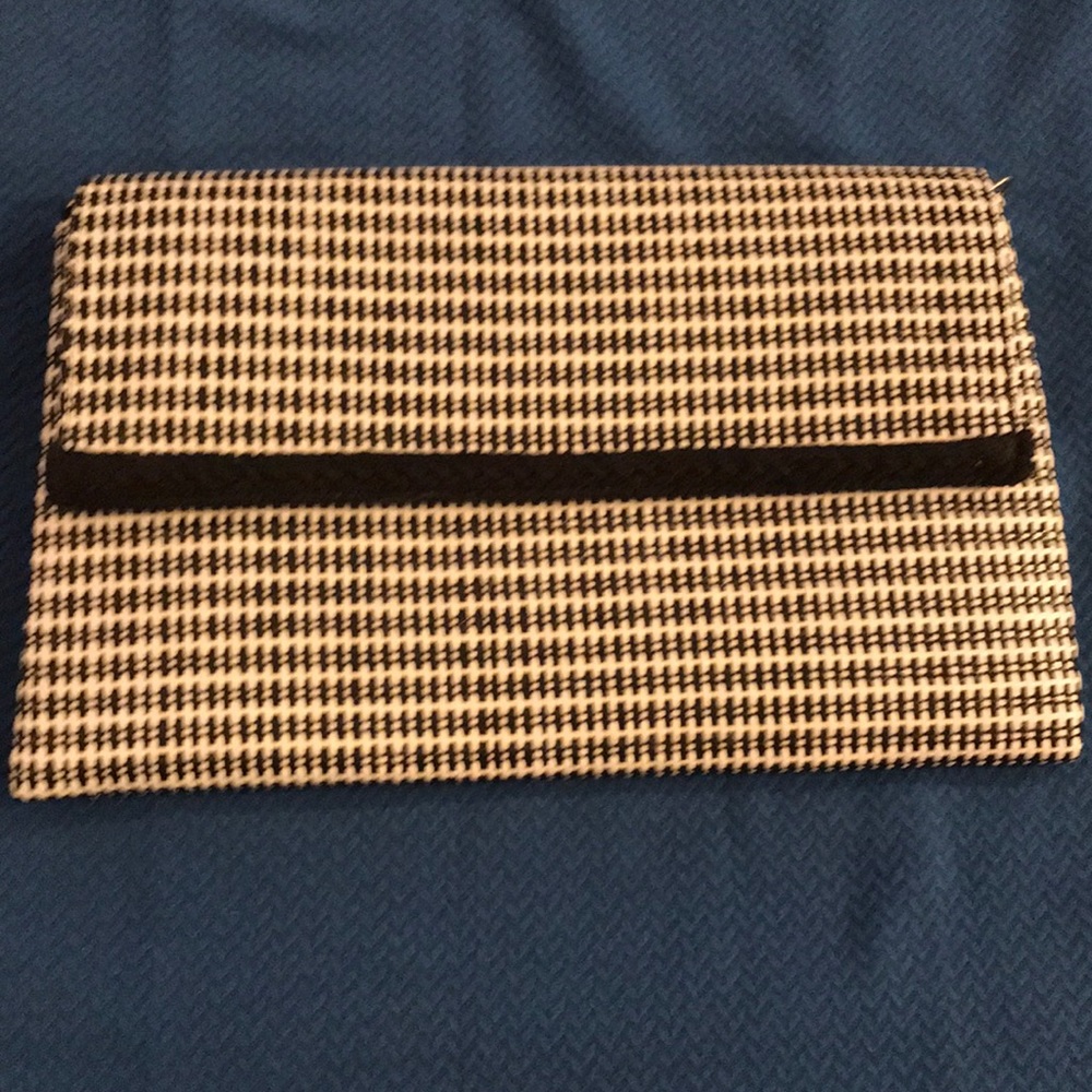 NWOT Black & White Stella & Dot Clutch.
